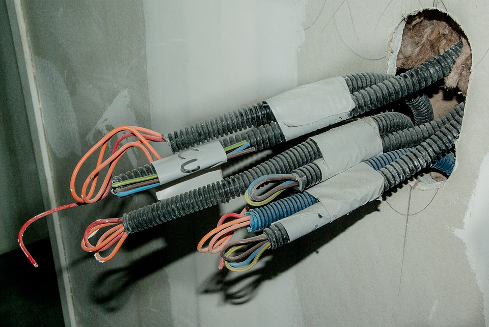 kabely trčící ze zdi